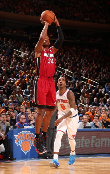 人人都是马莱莱!申花18分钟3失良机,媒体人开炮:换掉马纳法.